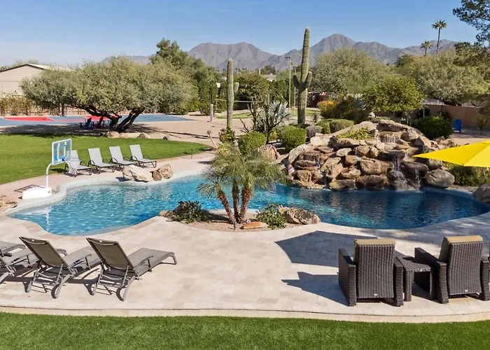 Lavish Estate Wthree Sport Courts & Theater! *