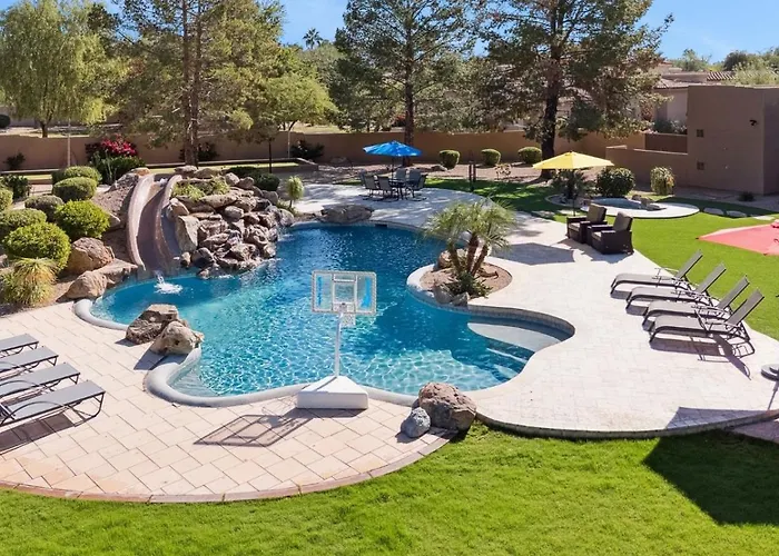 Holiday home Lavish Estate Wthree Sport Courts & Theater!
