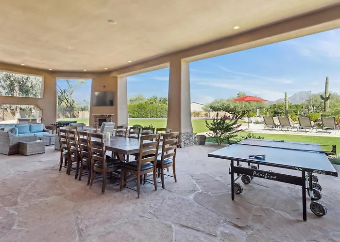 Holiday home Lavish Estate Wthree Sport Courts & Theater!