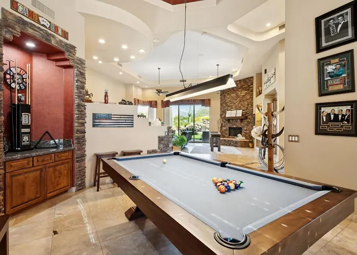 Lavish Estate Wthree Sport Courts & Theater! Holiday home