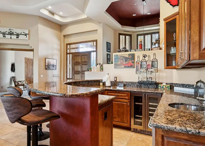 Lavish Estate Wthree Sport Courts & Theater! Holiday home Scottsdale