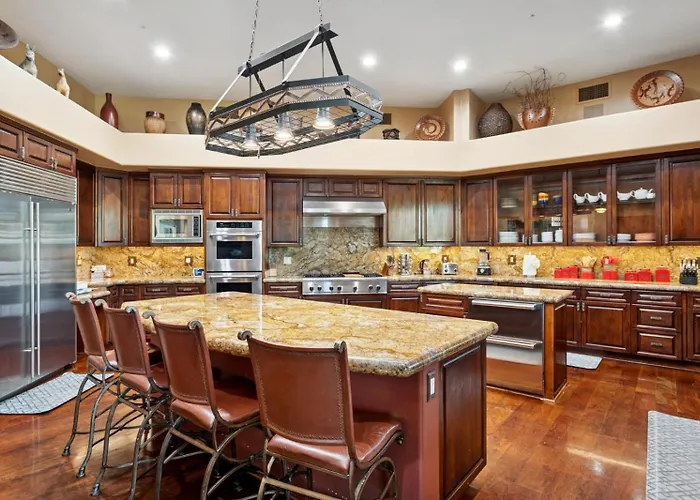 Lavish Estate Wthree Sport Courts & Theater!