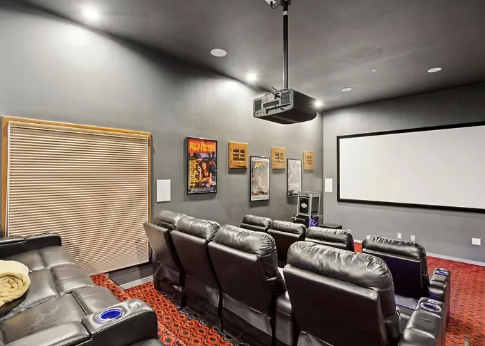 Holiday home Lavish Estate Wthree Sport Courts & Theater! *