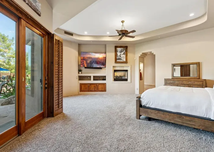 Holiday home Lavish Estate Wthree Sport Courts & Theater!
