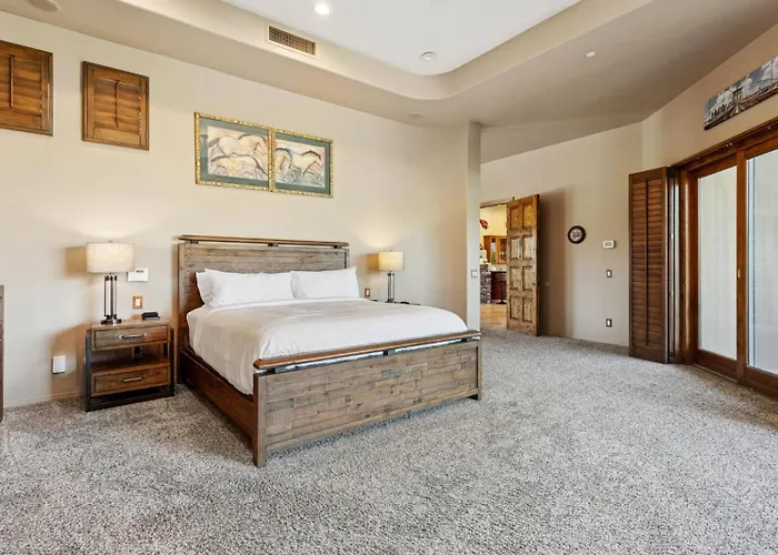 Lavish Estate Wthree Sport Courts & Theater! *