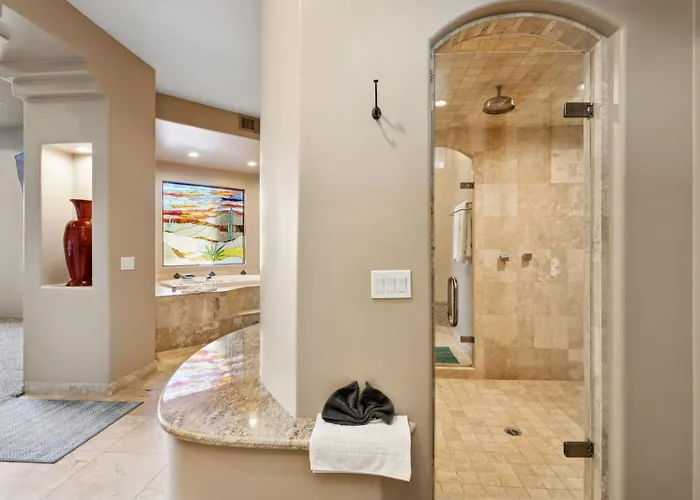 Lavish Estate Wthree Sport Courts & Theater! Holiday home *