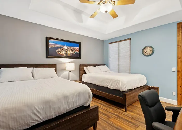 Lavish Estate Wthree Sport Courts & Theater! Holiday home