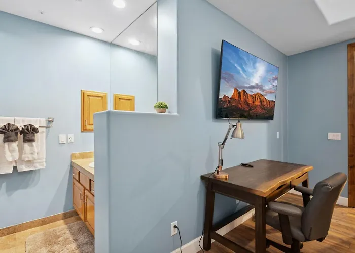 Holiday home Lavish Estate Wthree Sport Courts & Theater!