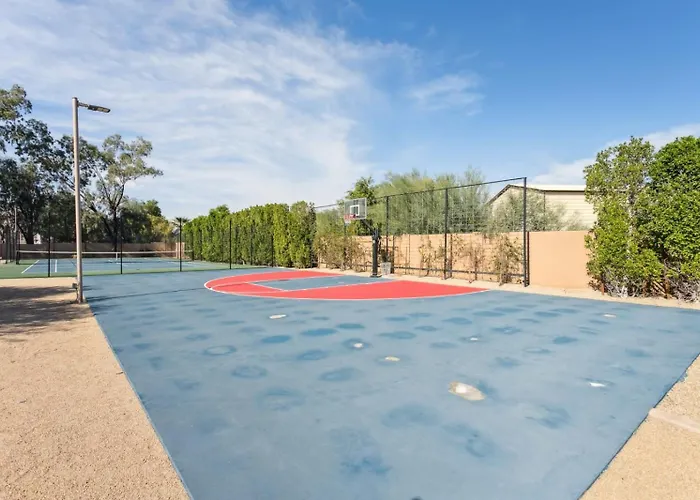 Lavish Estate Wthree Sport Courts & Theater! Holiday home *