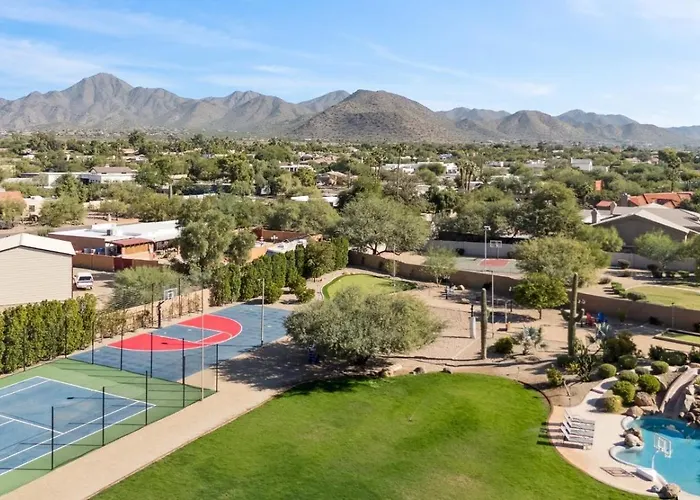 Lavish Estate Wthree Sport Courts & Theater!