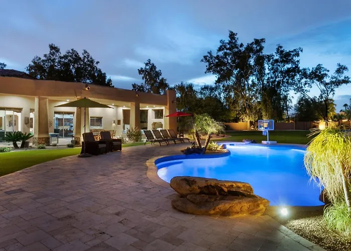 Holiday home Lavish Estate Wthree Sport Courts & Theater!