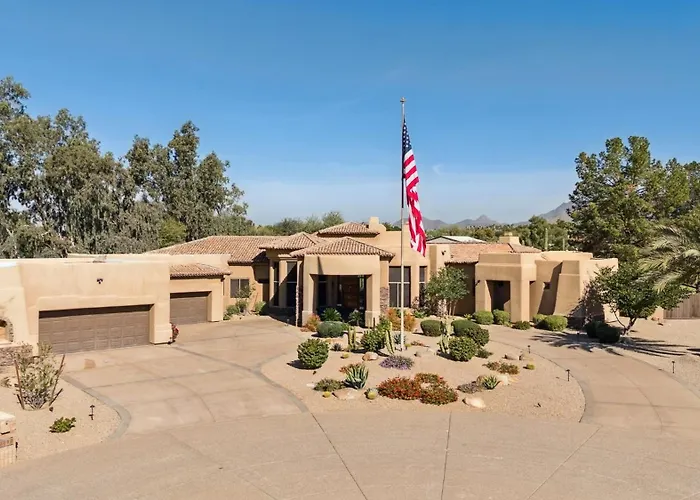 Holiday home Lavish Estate Wthree Sport Courts & Theater!